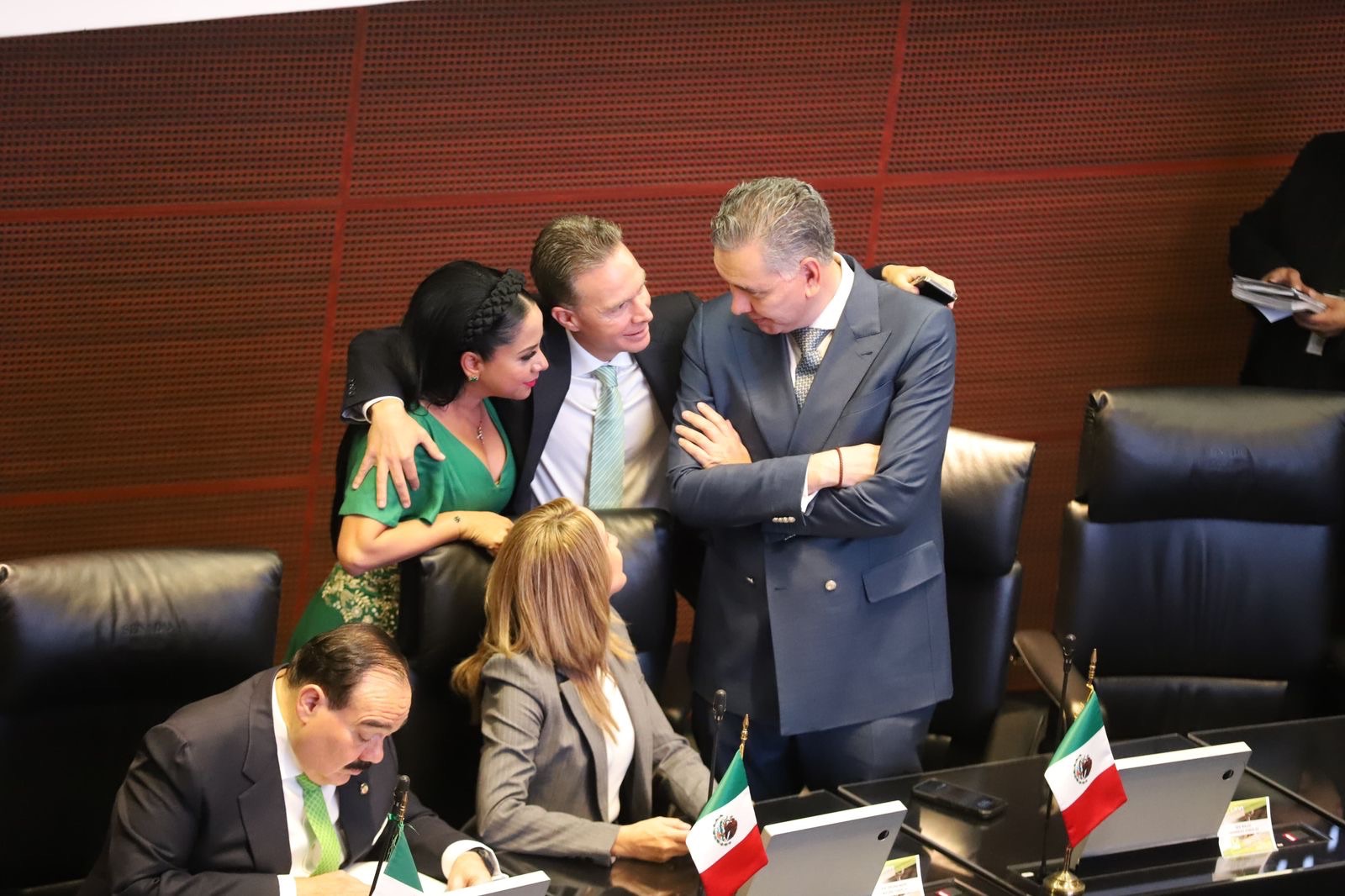 Rinden protesta Waldo y Judith en el Senado