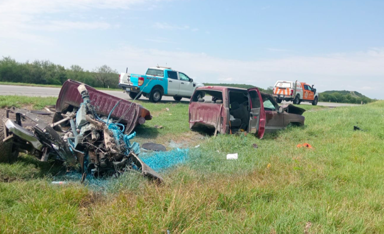 Hacen chatarra camioneta en volcadura al menos tres personas resultan heridas