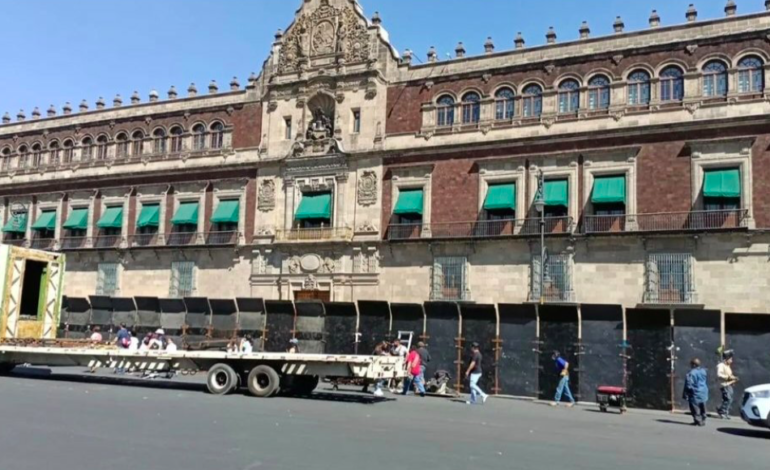 Blindan Palacio Nacional por marcha del 10° aniversario de la desaparición de los 43 normalista de Ayotzinapa