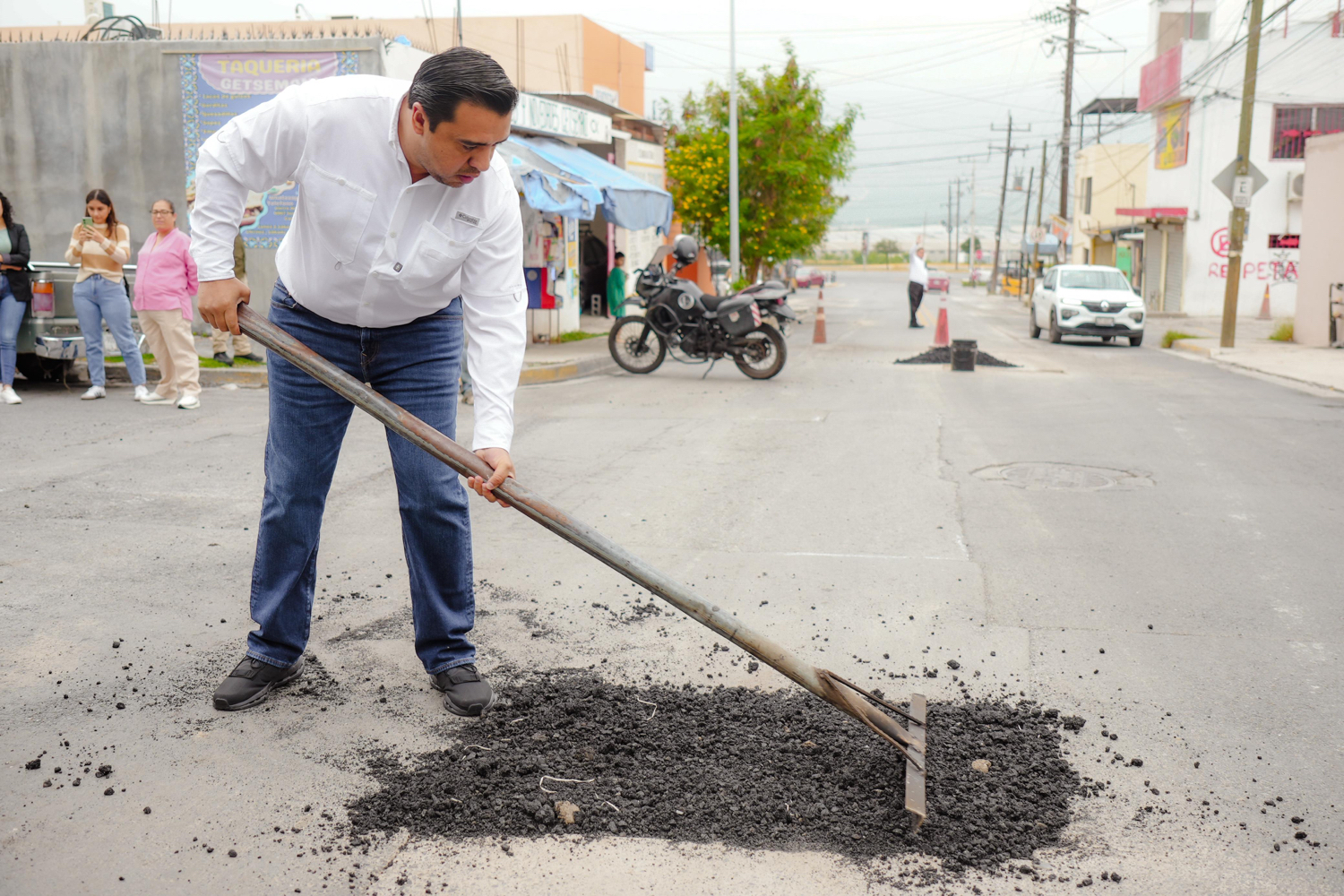 Funcionarios tapan baches en Santa Catarina