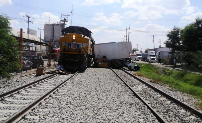 Conductor y traileros sufren la arrastrada de sus vidas al chocar contra tren en Escobedo