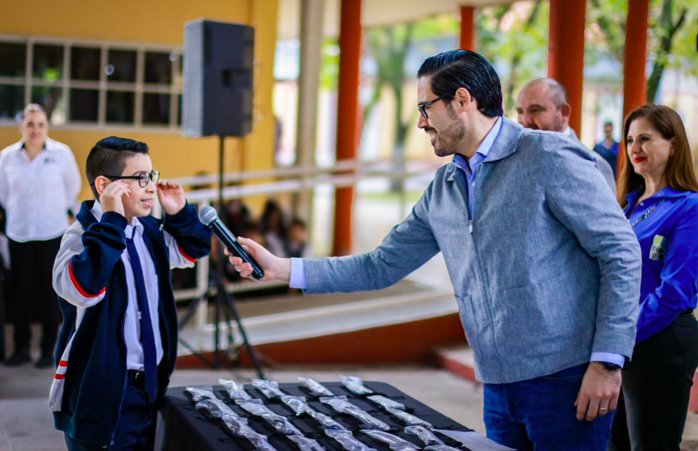 Apoya Santiago a estudiantes de con lentes gratuitos