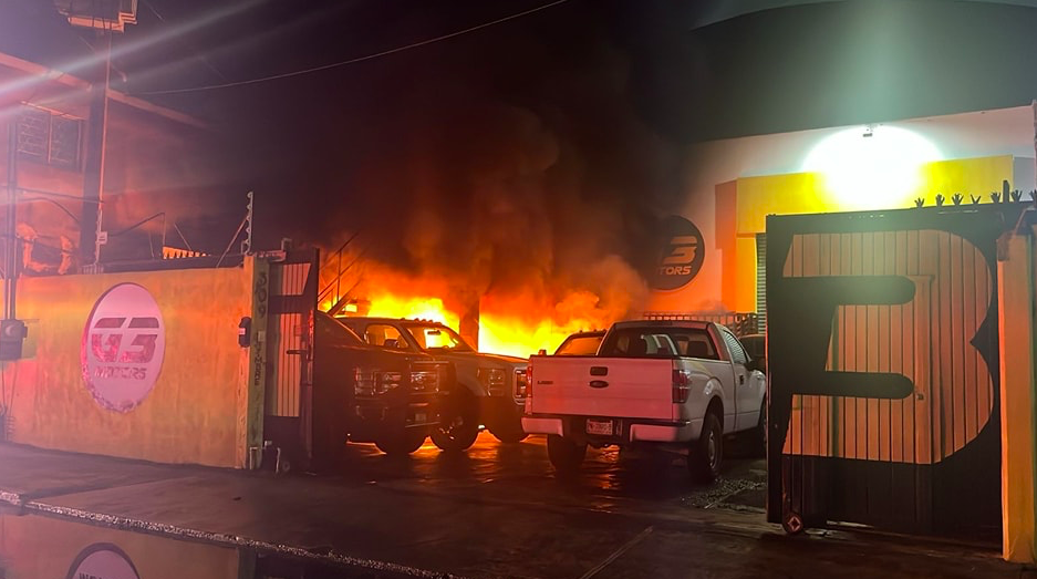 Fuego consume tres vehículos de lote de autos en Guadalupe, NL