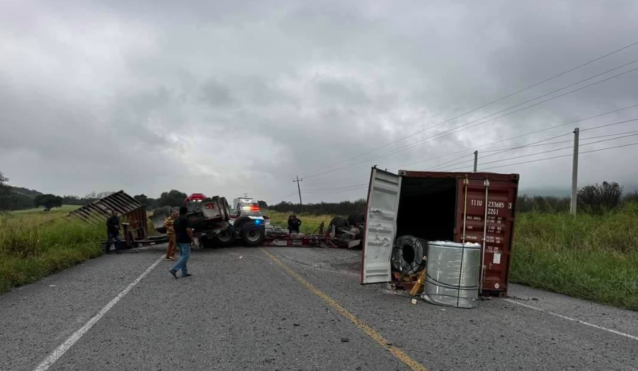 Atorón kilométrico en la Mty-Victoria por choque volcadura de dos tráileres; muere menor