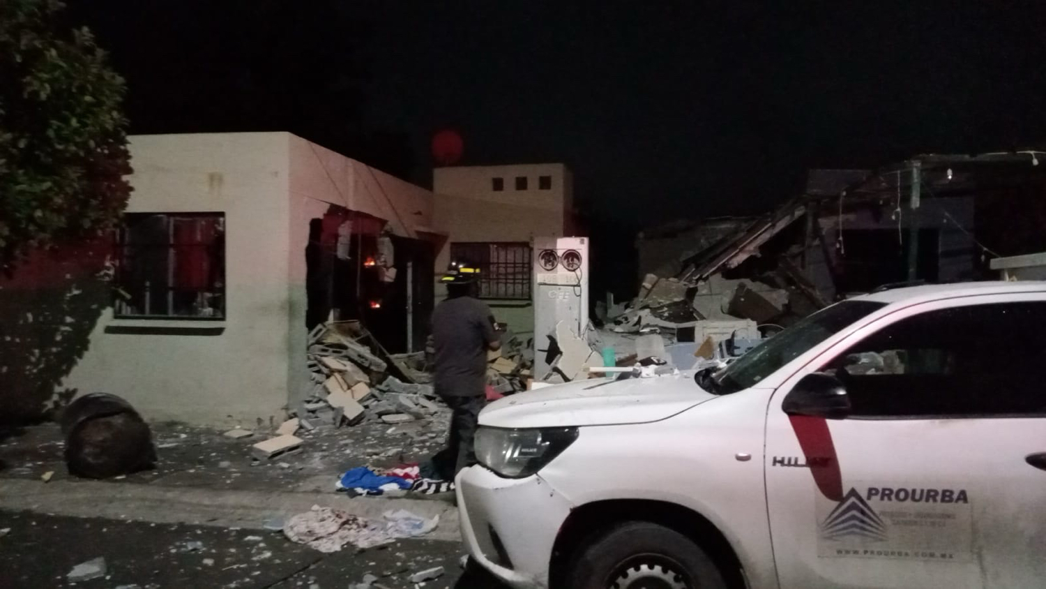 Explota tanque de gas; estruendo derriba vivienda, hay 2 lesionados