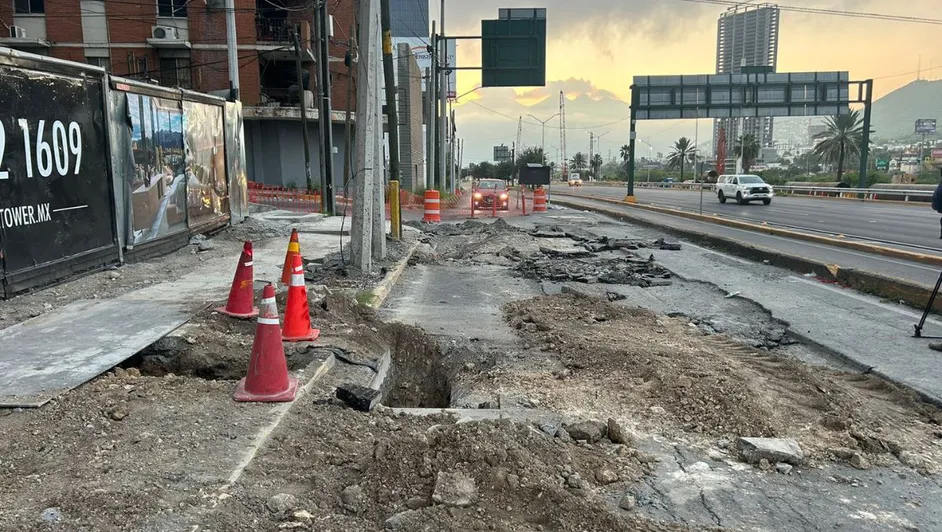 Cierran dos carriles en avenida Constitución por trabajos de Agua y Drenaje de Monterrey