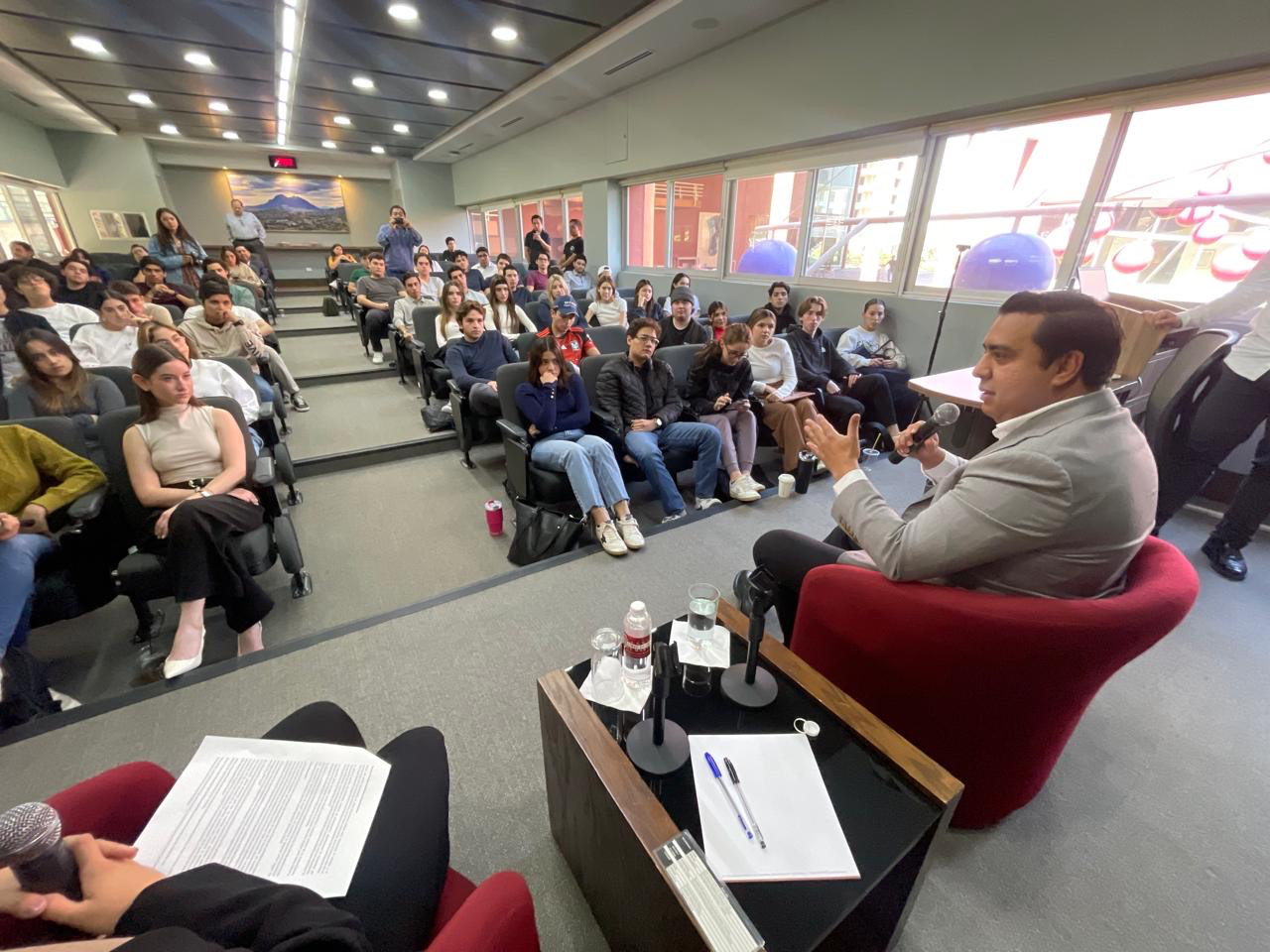 Dialoga Jesús Nava con estudiantes de la Libre de Derecho