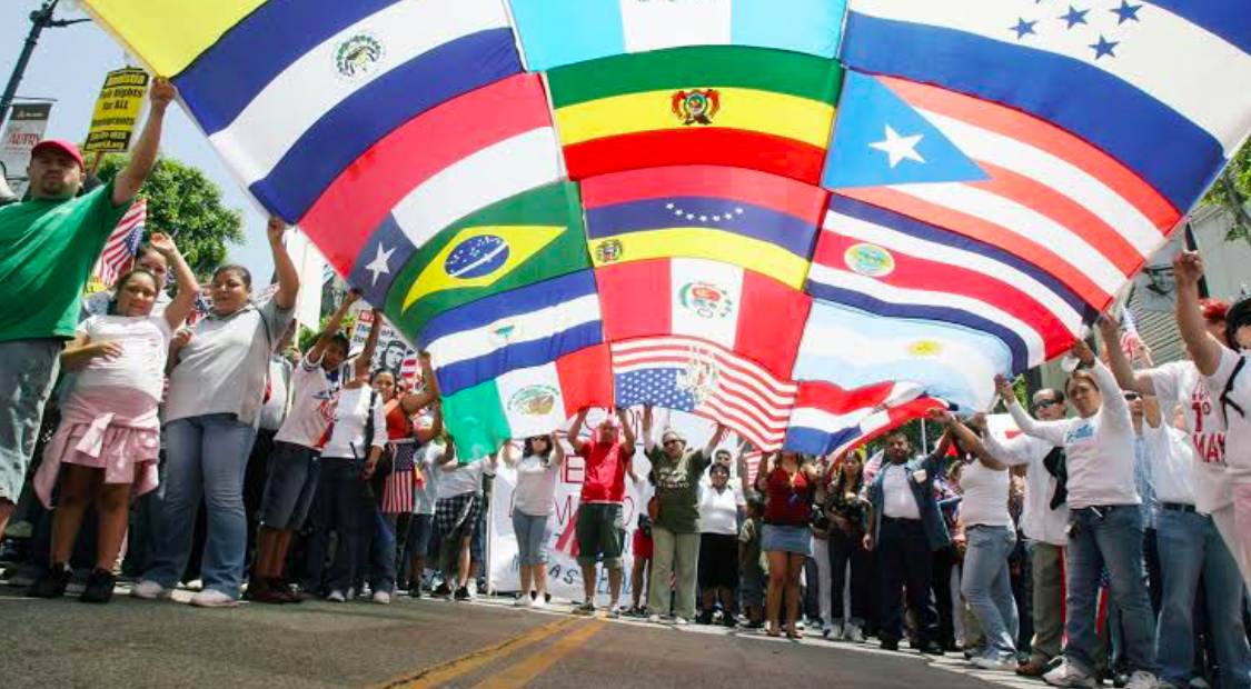 Candidatos presidenciales de EU buscan desesperadamente el voto latino