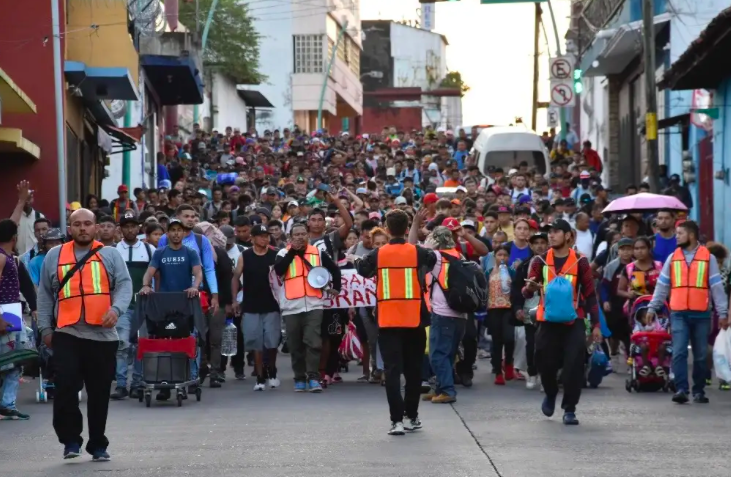 Arman migrantes dos caravanas en Chiapas; buscan llegar a EU