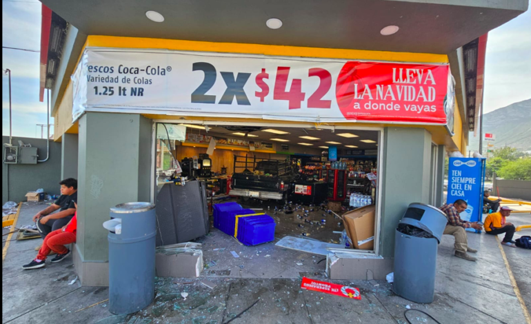 Mete troka a tienda al fallarle los frenos en Santa Catarina, NL