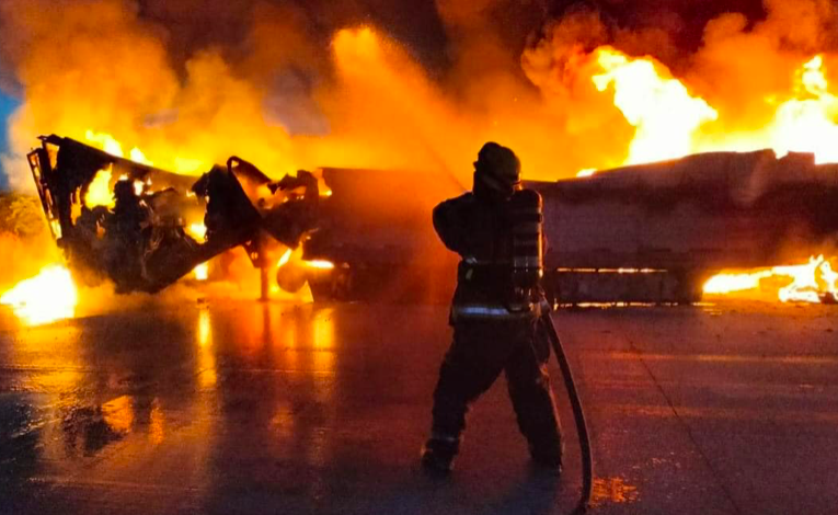 Arde tráiler cargado de aceite vegetal en Cadereyta