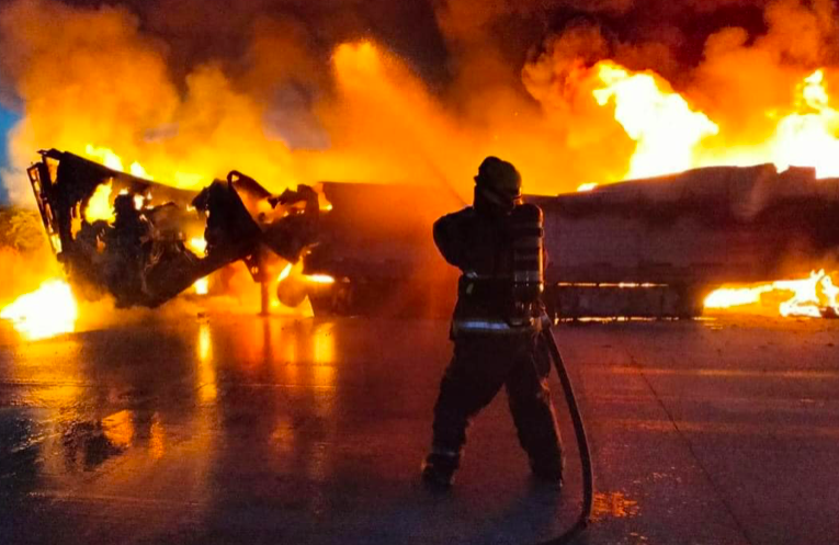 Arde tráiler cargado de aceite vegetal en Cadereyta