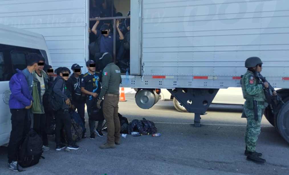 Rescata Sedena a 257 migrantes de caja de tráiler en Chihuahua