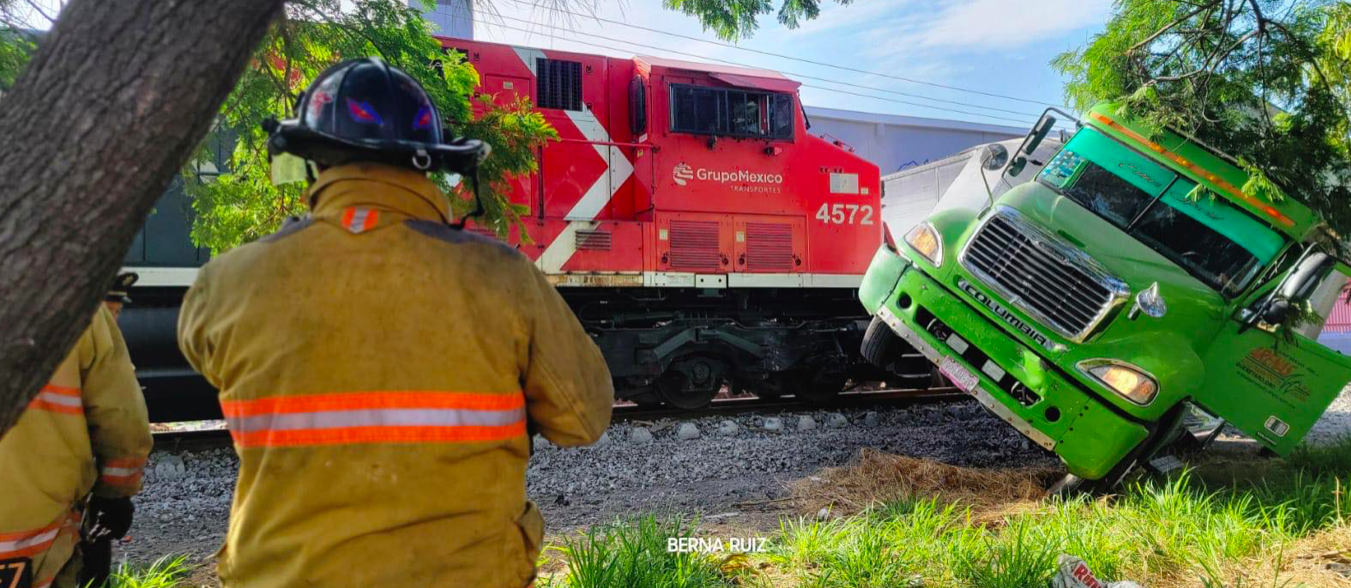 Recibe la arrastrada de su vida; tren lo impacta, pero sale vivo