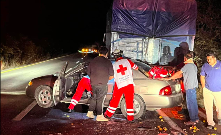 Fallece mujer en estrellamiento contra camión sobre la Nacional en Hualahuises