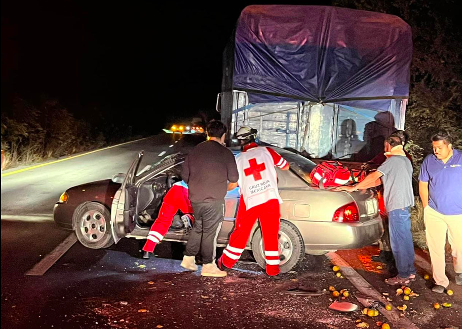 Fallece mujer en estrellamiento contra camión sobre la Nacional en Hualahuises