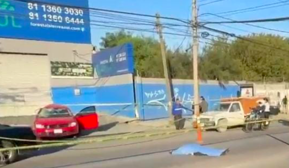 Intenta mujer cruzar avenida, conductor la mata luego de chocar en poste