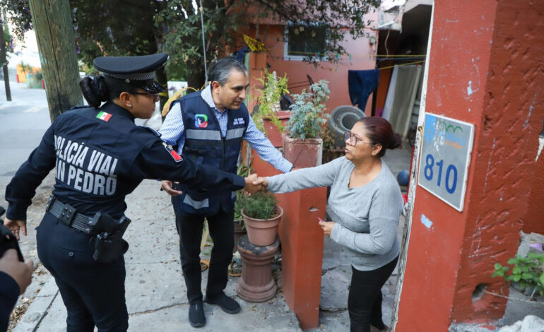 Presentan a policías de San Pedro con los vecinos, casa por casa