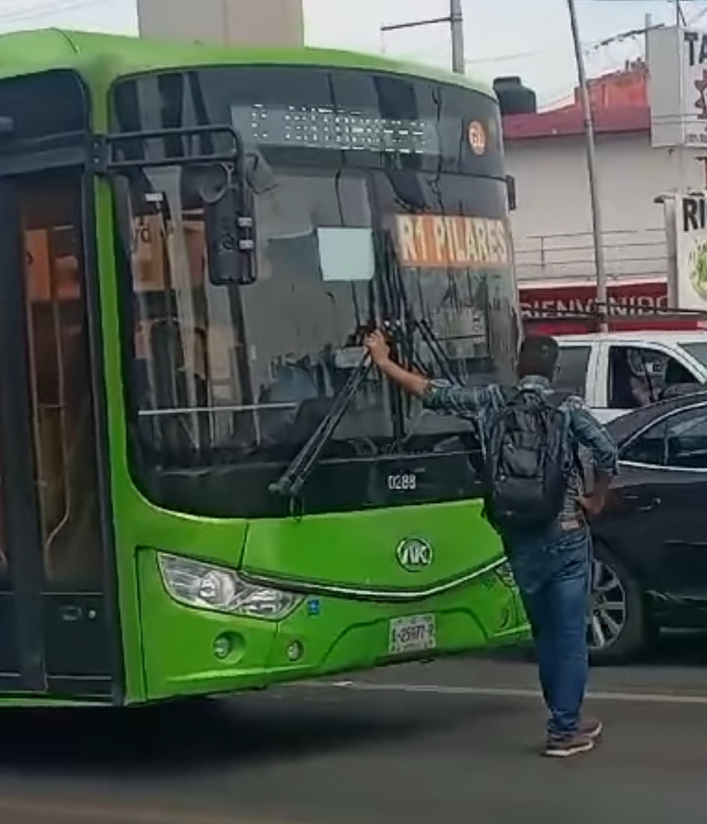 VIDEO/ Usuario se planta ante camión urbano y le impide seguir por no subirlo