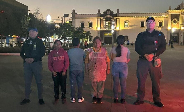 Madres angustiadas reciben de vuelta a hijos extraviados en Monterrey