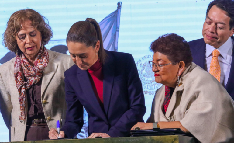 Firma CSP decretos para garantizar vivienda, proteger a animales y crear la Universidad Nacional Rosario Castellanos