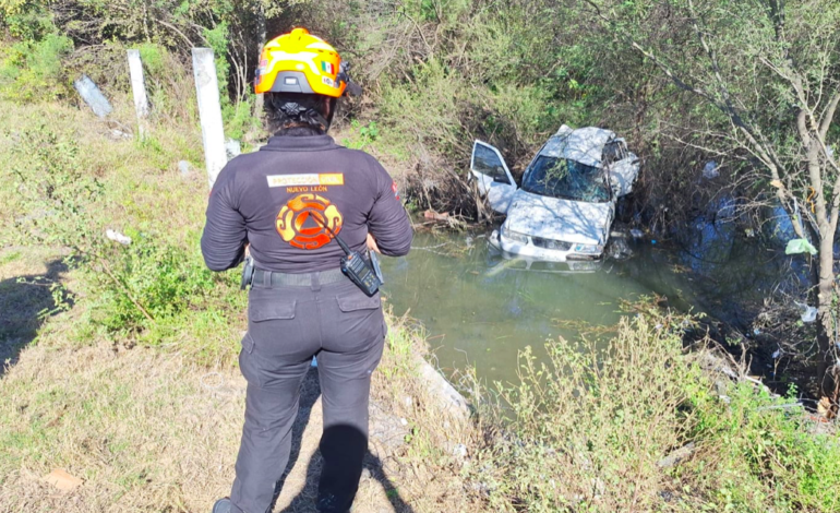 Anciano muere al caer con su auto a una acequia en Pesquería