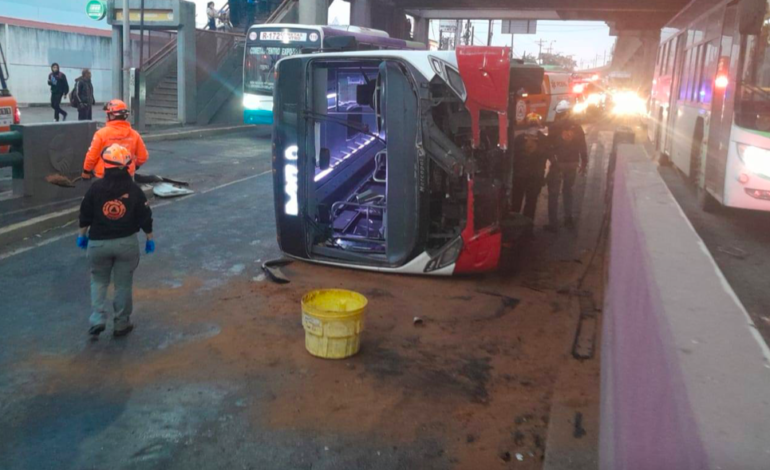 Nueve pasajeros resultan heridos al volcar camión de Ruta 217, en Guadalupe, NL