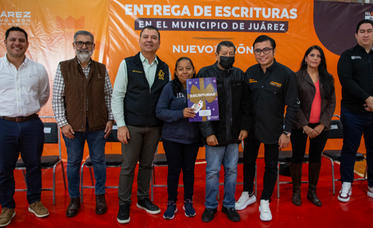 Entrega el IVNL más de 200 escrituras a las familias de Juárez