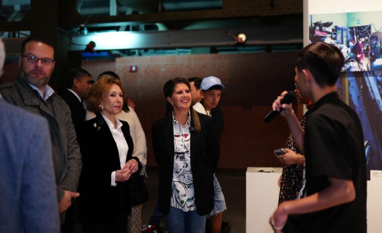 Inauguran exposición fotográfica Concreto: exhibición colectiva sobre vivencias de adolescentes.