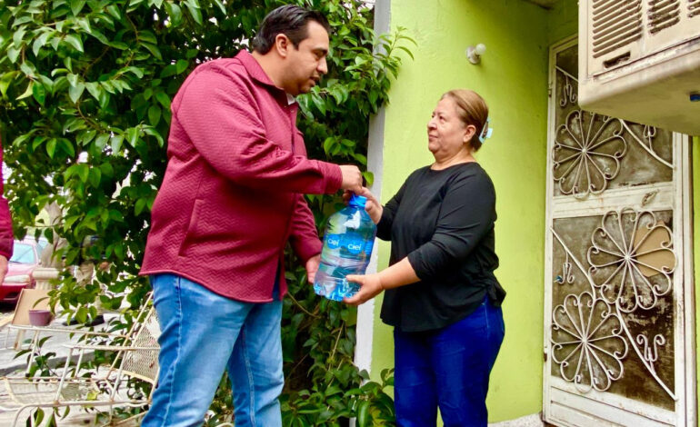 Ante la crisis, establece Santa Catarina 44 rutas de reparto de agua casa por casa