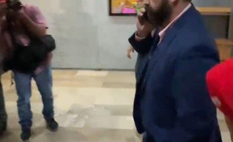 El inspector experto en clausurar negocios de adversarios de Samuel sale en huída del Congreso