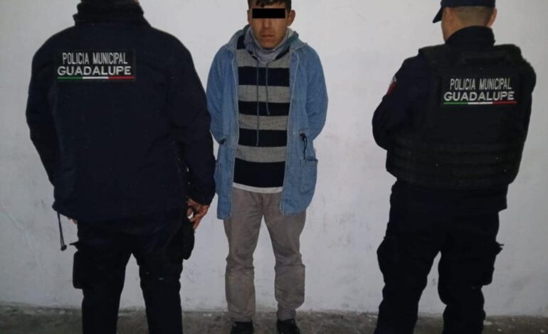 Encierra y amenaza a su papá porque no le suelta billetes