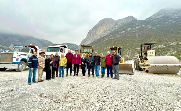 Jesús Nava dispone rehabilitar caminos de La Huasteca con maquinaria pesada