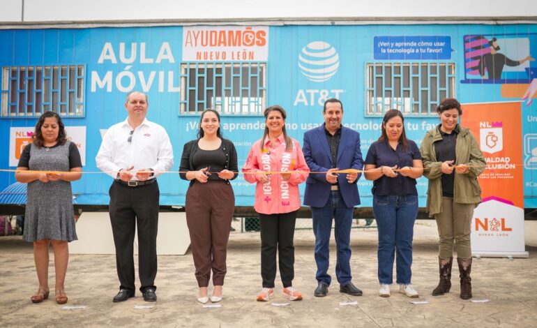 Atienden aulas móviles AT&T de la nueva ruta a más de 1,700 personas con servicios educativos