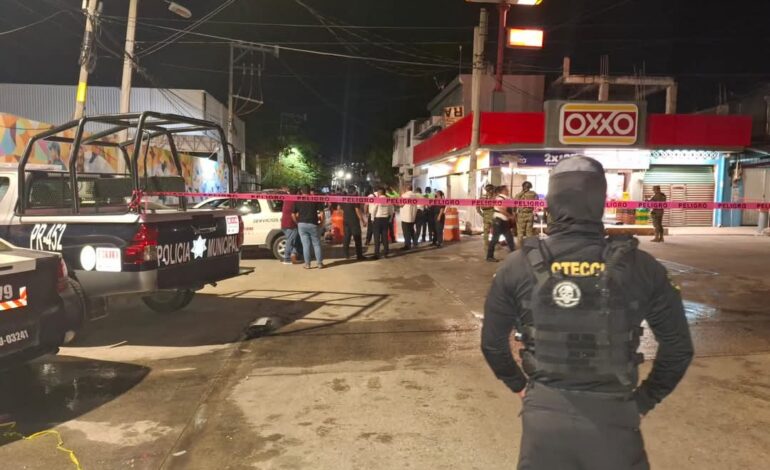 Muere pareja al estallar explosivo «sembrado» por malandros afuera de la Policía de Acapulco