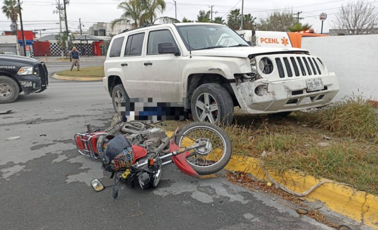 Muere motocilista en choque contra camioneta en Apodaca