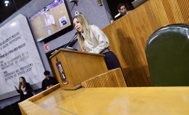 Propone Perla Villarreal limitar uso de celular en aulas