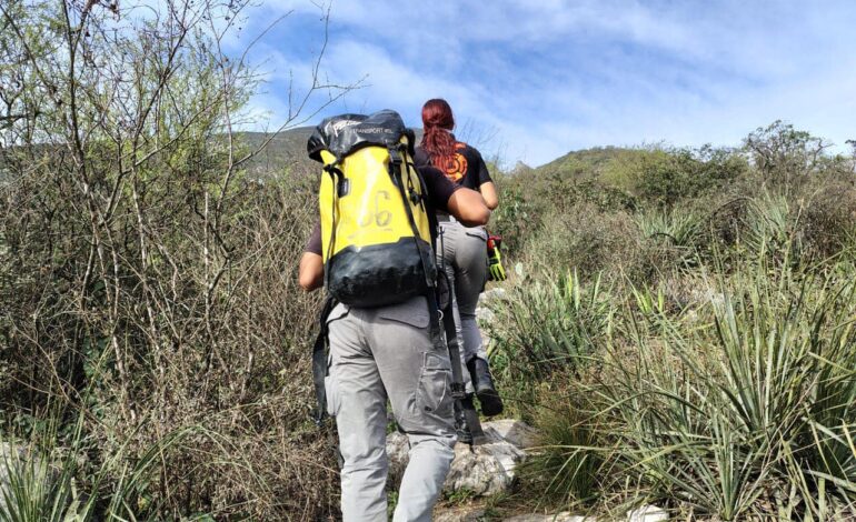 Buscan rescatistas de PC NL a senderista en Cerro de las Mitras