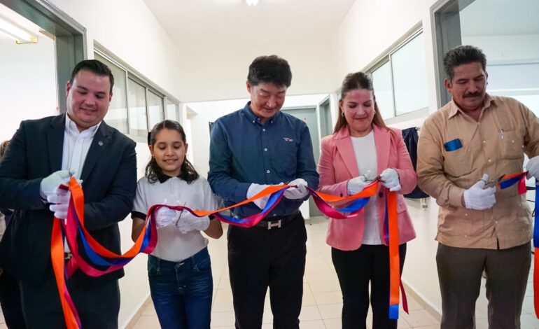 Inauguran aula inteligente Hyundai en Centro Comunitario Pesquería