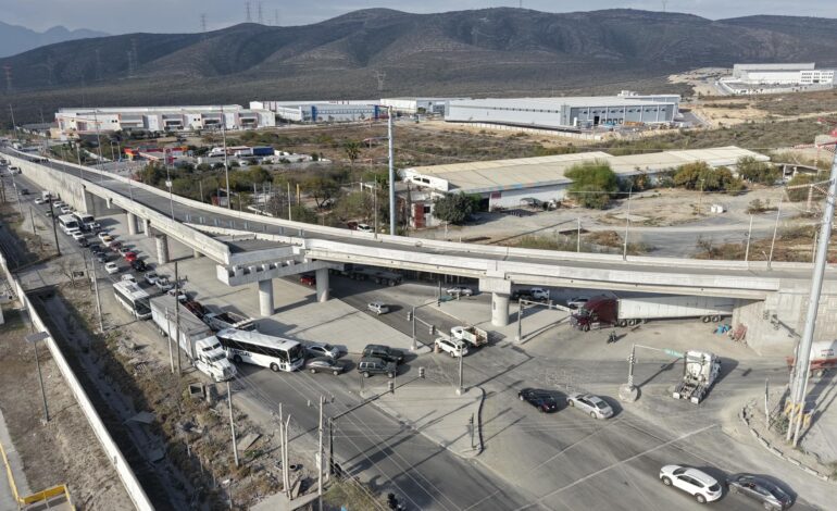 Entrega alcalde de García primera fase de paso vial Heberto Castillo