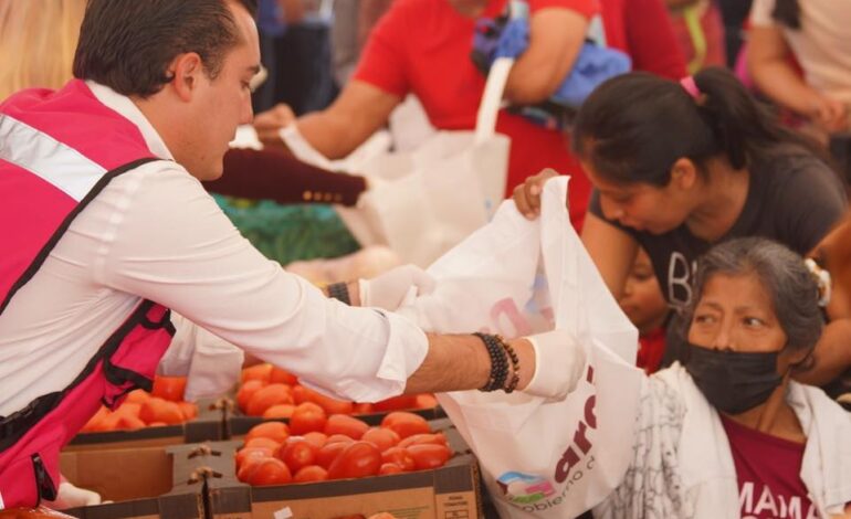 Lleva Manuel Guerra  «Mercado de la Gente» a familias de San Blas,en García