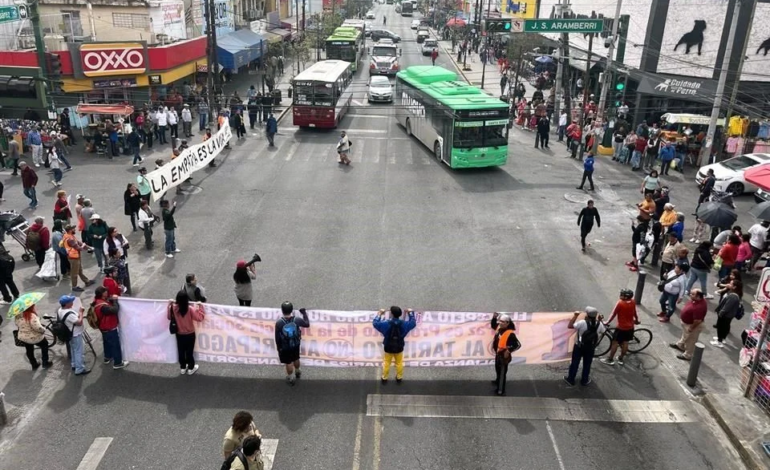 Protestan en Av. Juárez en rechazo al tarifazo