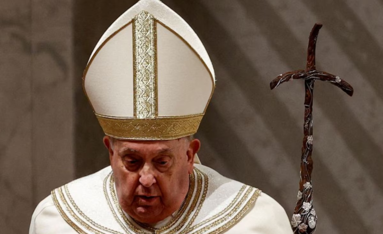 El Vaticano informó que el papa Francisco sufrió una crisis respiratoria asmática y sigue en estado “crítico”