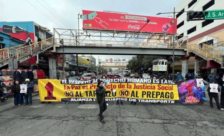 Bloquean Av. Juárez por alza en tarifas