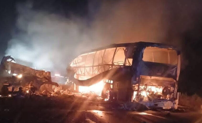 Tráiler embiste a autobús turístico en Tabasco: Mueren 36