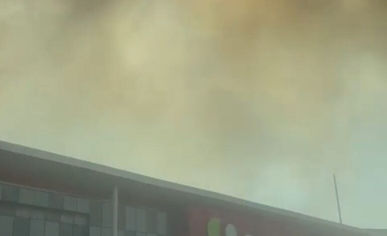 Arde bodega atrás de Soriana y los clientes ¡Como si nada!