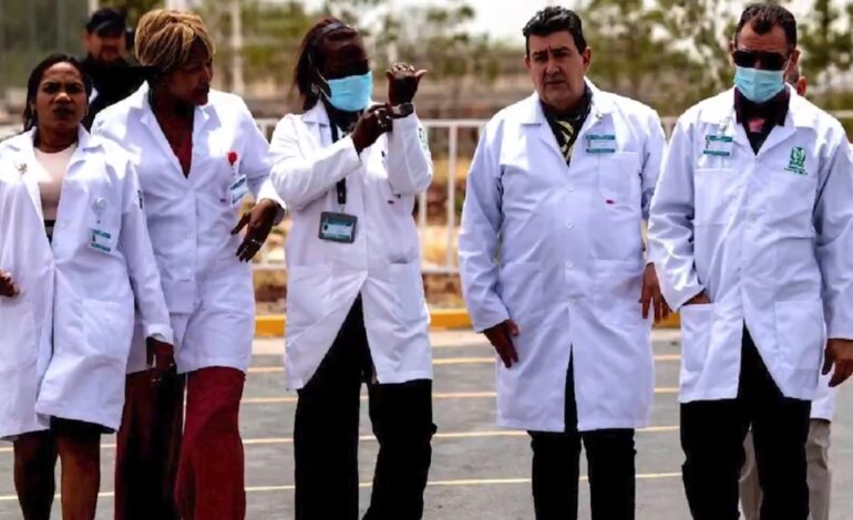 Defiende Sheinbaum contratación de médicos cubanos