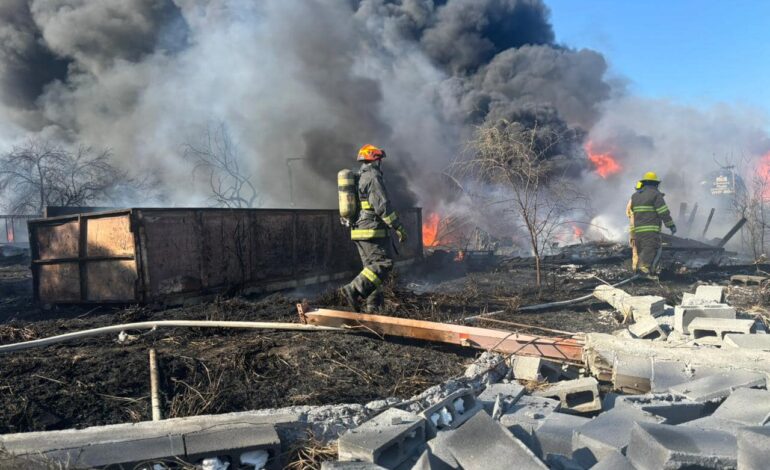 Arde cartonera en Pesquería, NL