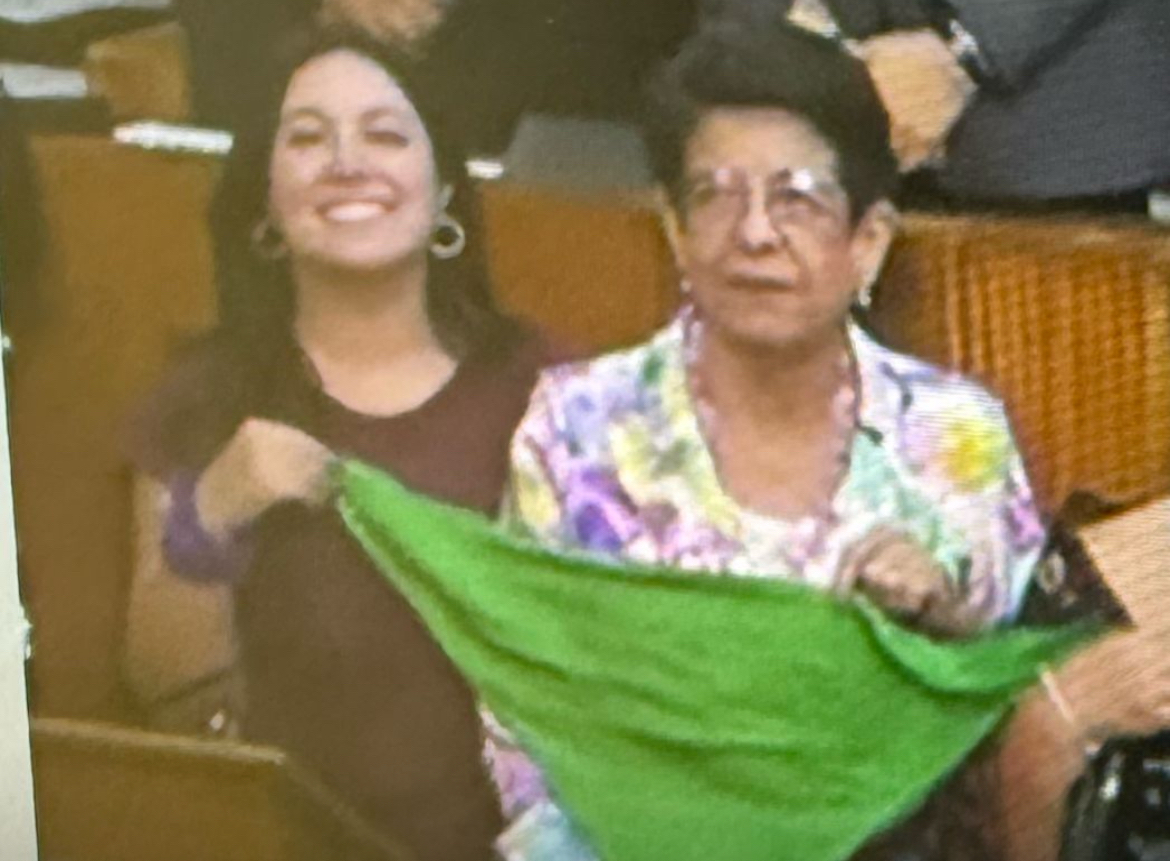 Activista pro aborto es homenajeada en el Congreso; diputadas del PAN y 2 de MORENA abandonan el recinto