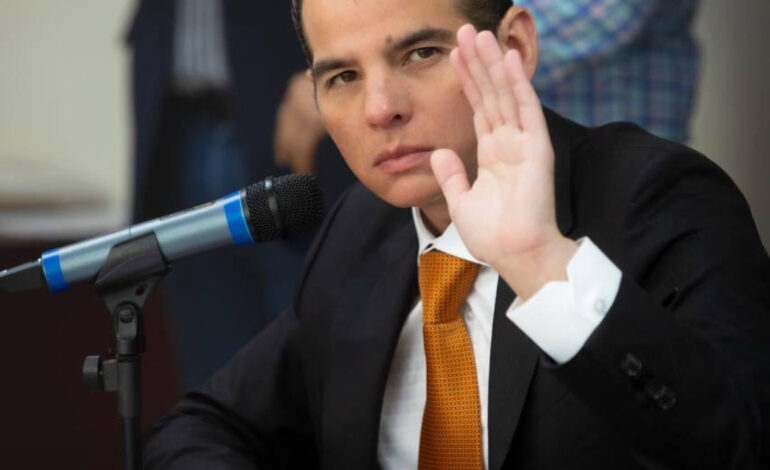 Flores Serna dice que no se distrae con su «destape» y que sigue enfocado en trabajo legislativo